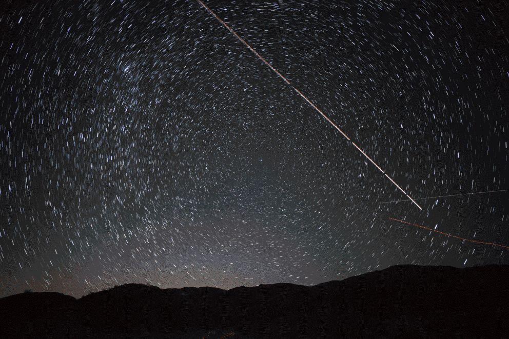 Звездное небо движении. Звездное небо Полярная звезда таймлапс. Метеорный поток Ориониды. Падающая звезда. Ночное звездное небо.