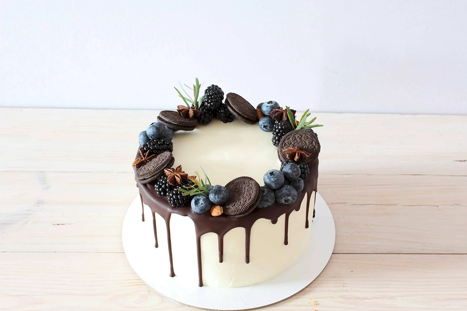 Декор торта голубикой и шоколадом